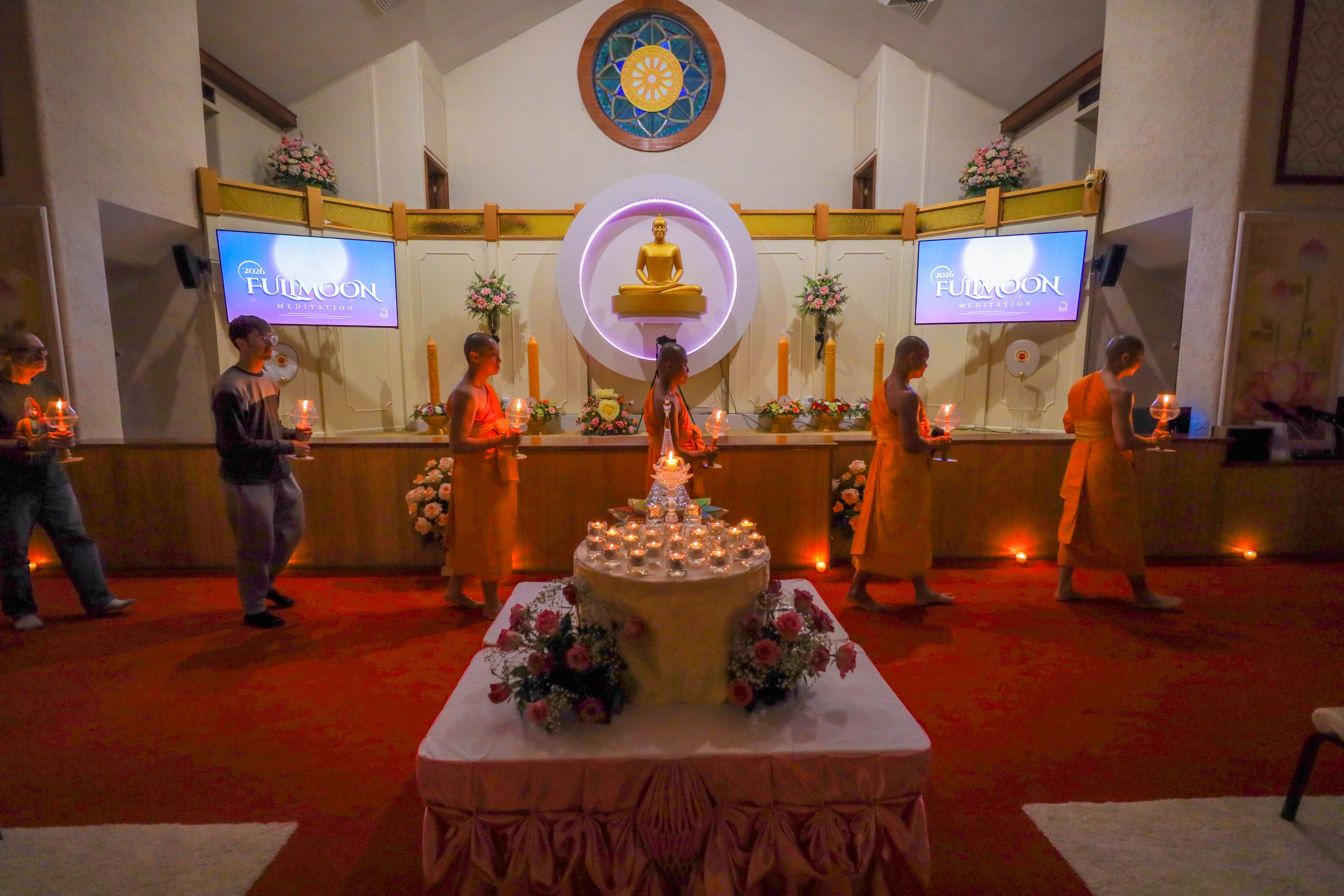 วัดพระธรรมกายแคนซัส จัดพิธีจุดประทีปและปฏิบัติธรรม เนื่องในวันอาสาฬหบูชา