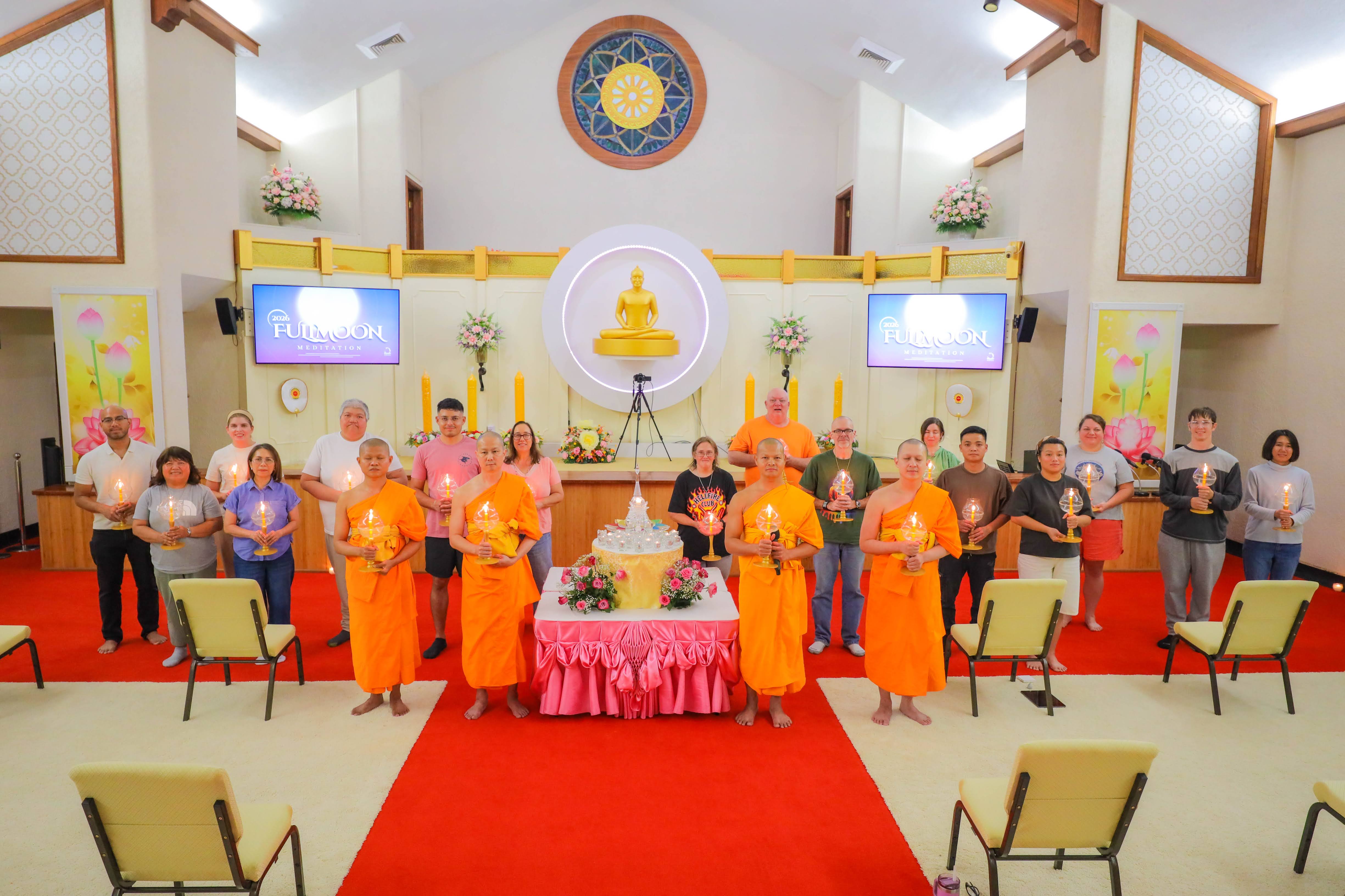 วัดพระธรรมกายแคนซัส จัดพิธีจุดประทีปและปฏิบัติธรรม เนื่องในวันอาสาฬหบูชา