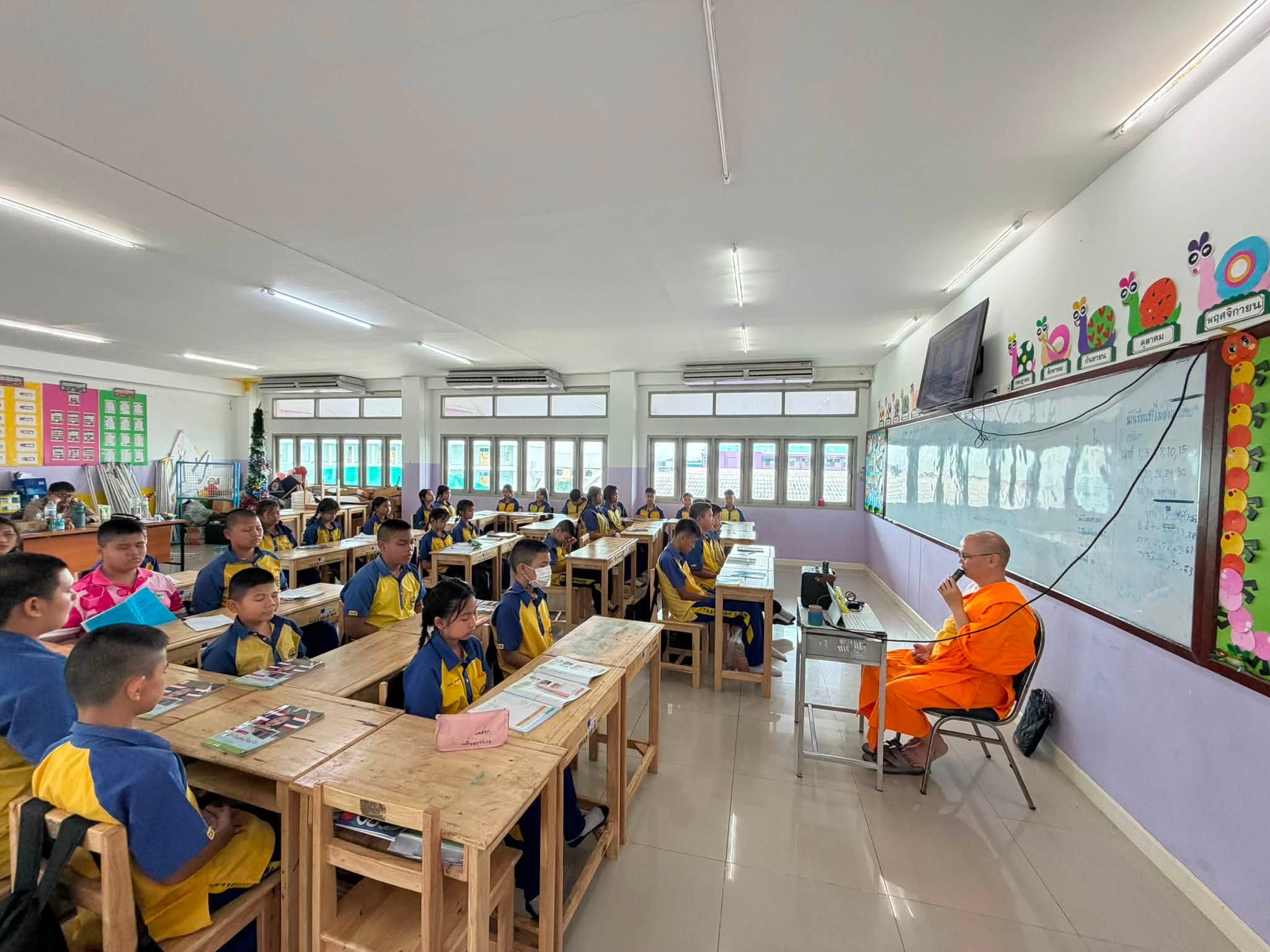 ครูพระสอนศีลธรรม วัดพระธรรมกาย ลงปฏิบัติหน้าที่สอนศีลธรรม ณ โรงเรียนเทศบาลท่าโขลง 1