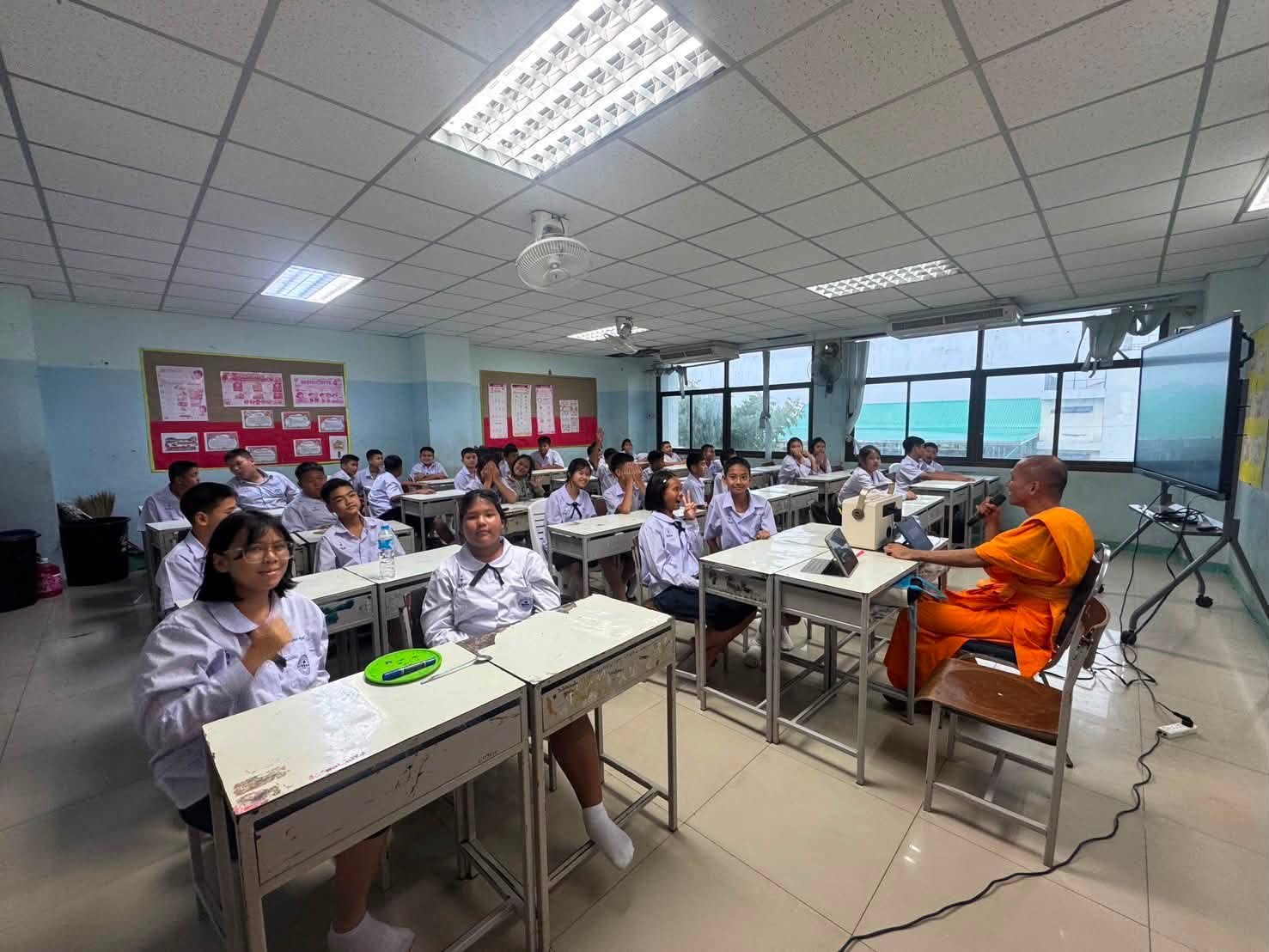 ครูพระสอนศีลธรรม วัดพระธรรมกาย ลงปฏิบัติหน้าที่สอนศีลธรรม ณ โรงเรียนเทศบาลท่าโขลง 1