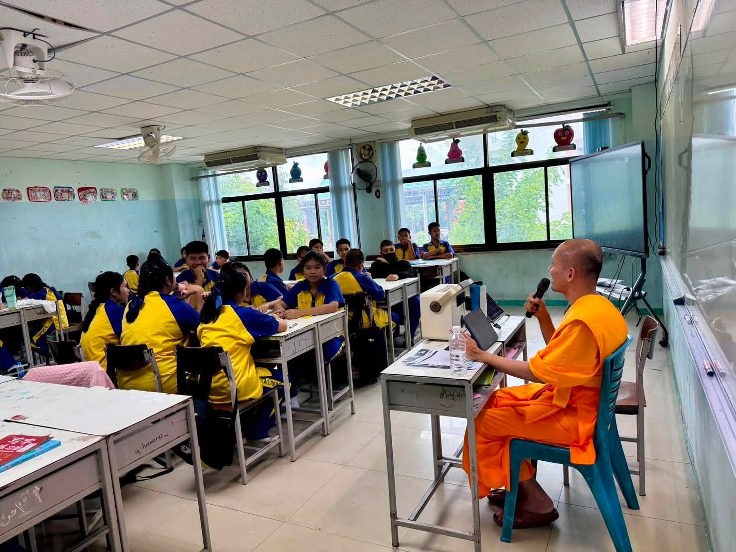 ครูพระสอนศีลธรรม วัดพระธรรมกาย ลงปฏิบัติหน้าที่สอนศีลธรรม ณ โรงเรียนเทศบาลท่าโขลง 1