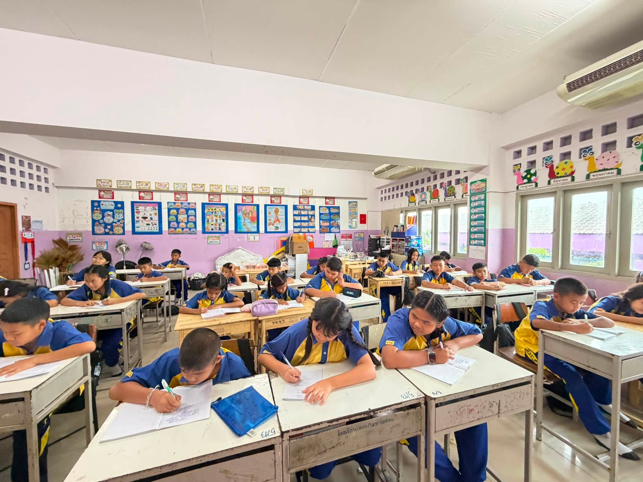 ครูพระสอนศีลธรรม วัดพระธรรมกาย ลงปฏิบัติหน้าที่สอนศีลธรรม ณ โรงเรียนเทศบาลท่าโขลง 1