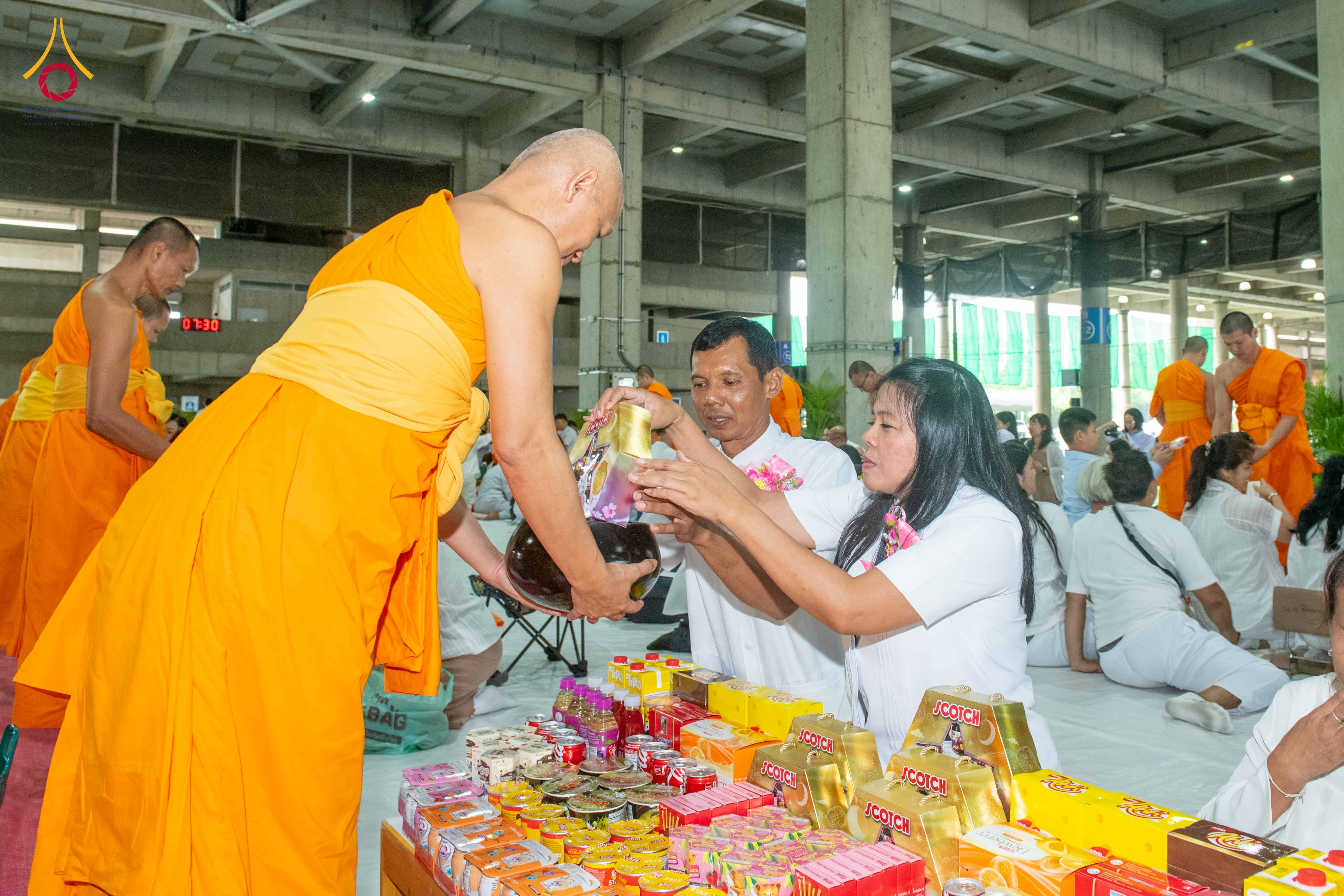 พิธีตักบาตรฉลองพระใหม่ โครงการบรรพชาและอุปสมบทหมู่ รุ่นเข้าพรรษา