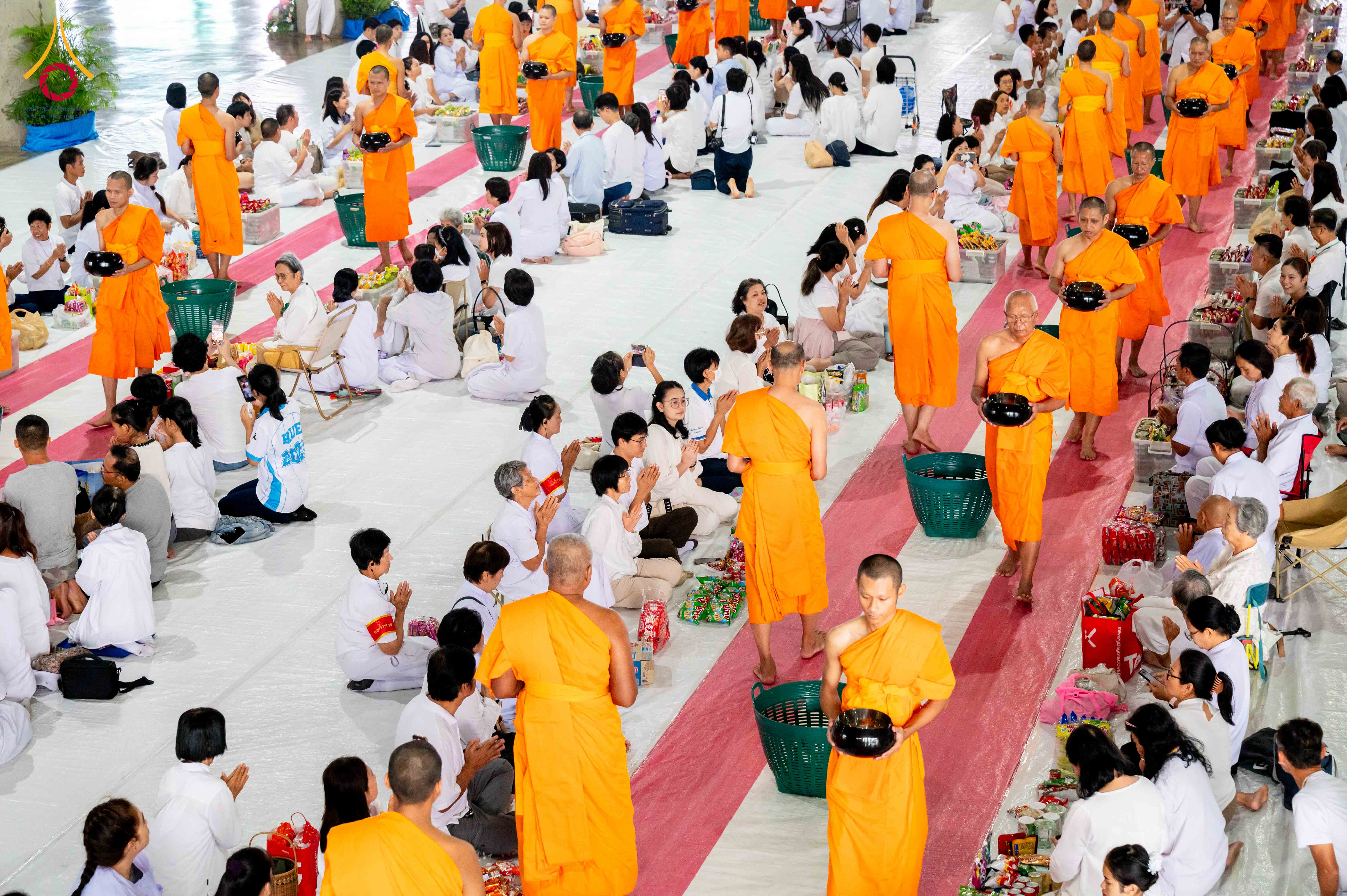 พิธีตักบาตรฉลองพระใหม่ โครงการบรรพชาและอุปสมบทหมู่ รุ่นเข้าพรรษา