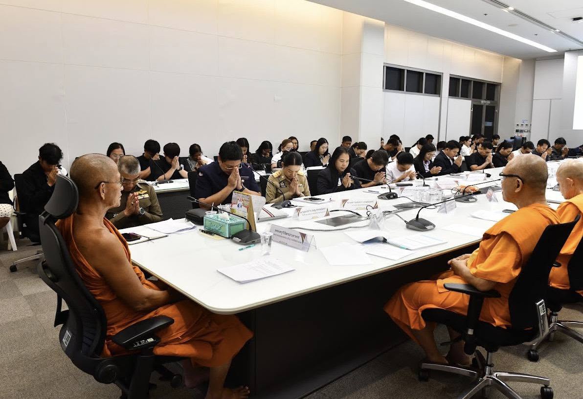 อำเภอคลองหลวง ประชุมเตรียมความพร้อมจัดพิธีถวายดอกไม้จันทน์