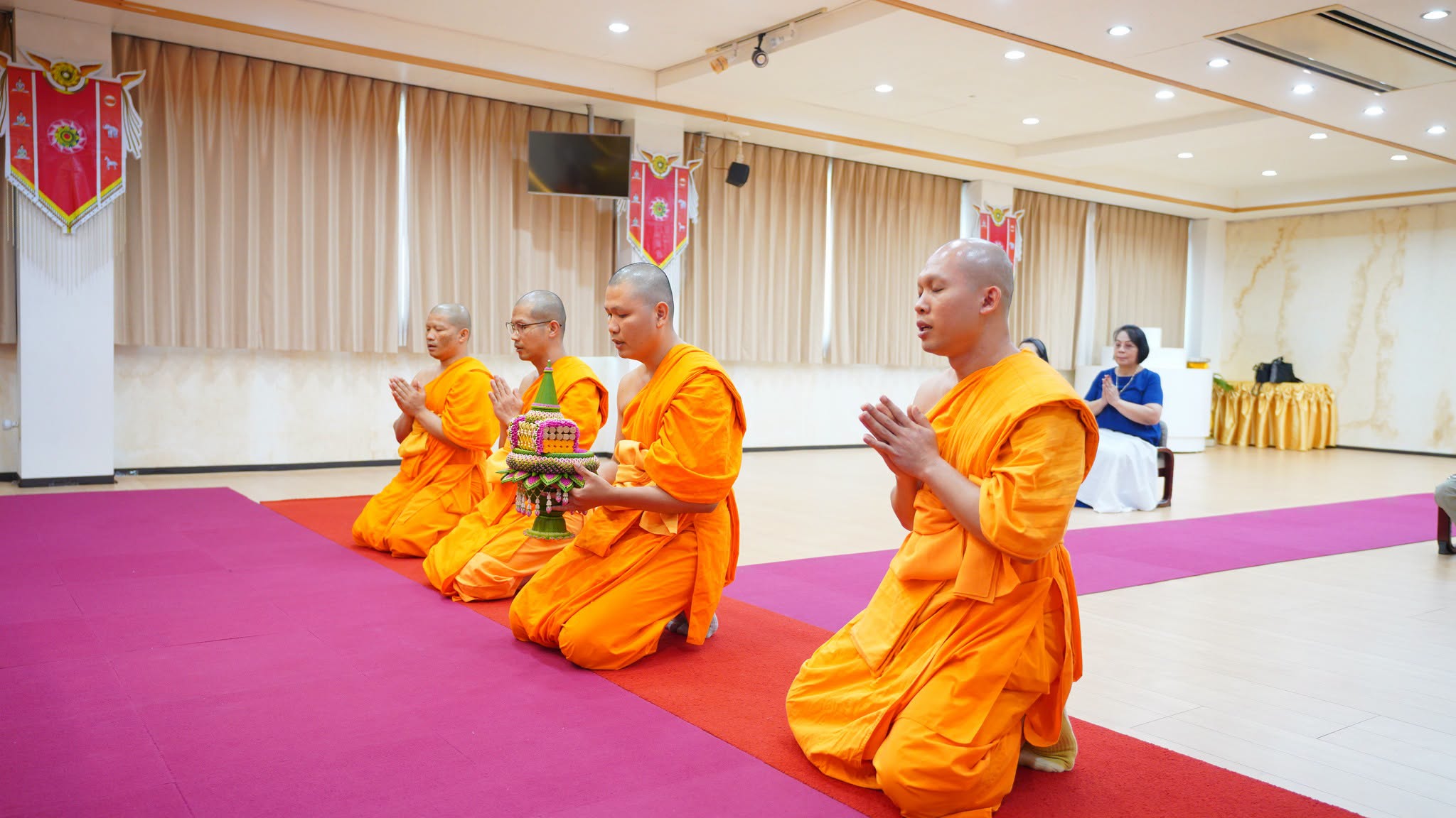 คณะสงฆ์วัดพระธรรมกายโอซาก้า ทำสามีจิกรรมพระมหาเถระผู้ใหญ่ ณ วัดพระธรรมกายไอจิ