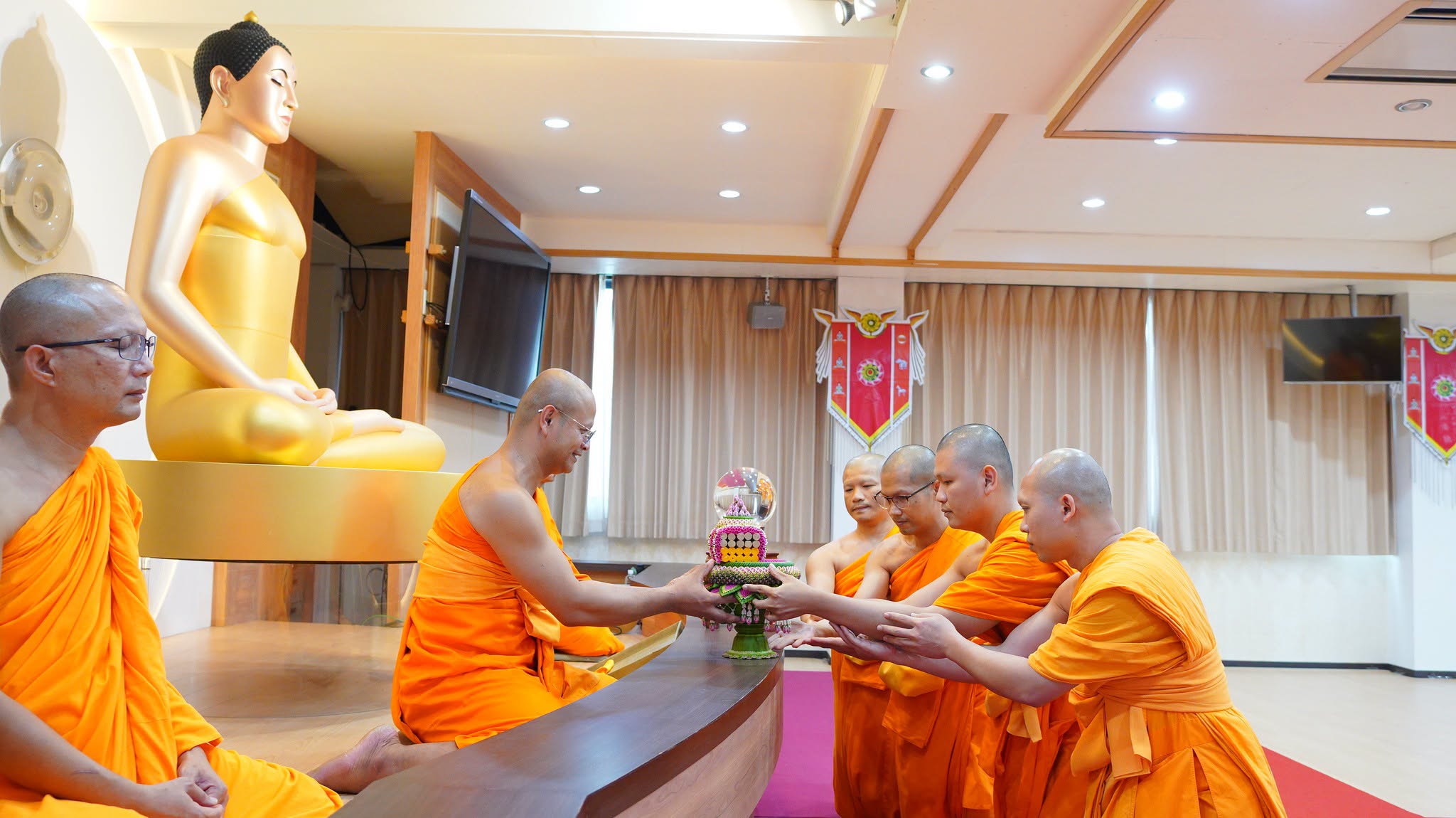คณะสงฆ์วัดพระธรรมกายโอซาก้า ทำสามีจิกรรมพระมหาเถระผู้ใหญ่ ณ วัดพระธรรมกายไอจิ