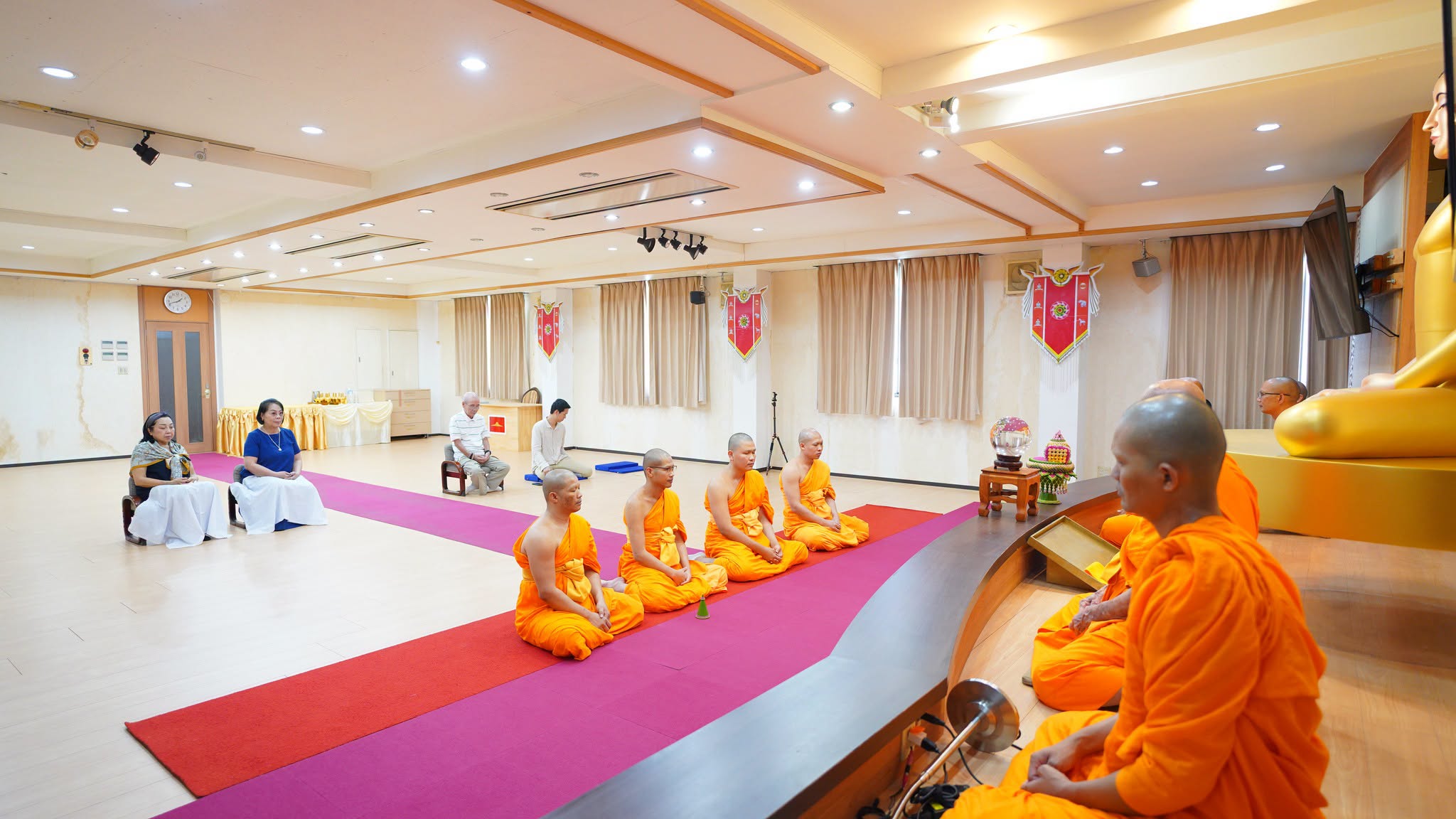 คณะสงฆ์วัดพระธรรมกายโอซาก้า ทำสามีจิกรรมพระมหาเถระผู้ใหญ่ ณ วัดพระธรรมกายไอจิ