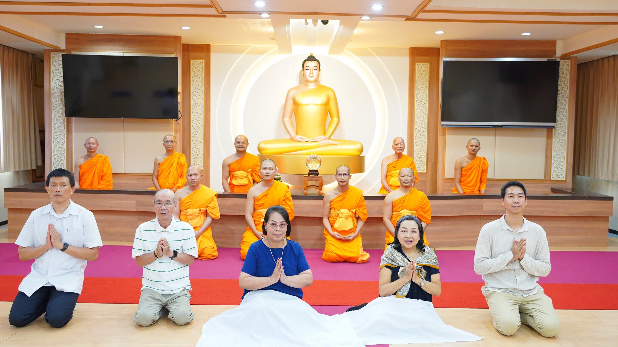 คณะสงฆ์วัดพระธรรมกายโอซาก้า ทำสามีจิกรรมพระมหาเถระผู้ใหญ่ ณ วัดพระธรรมกายไอจิ