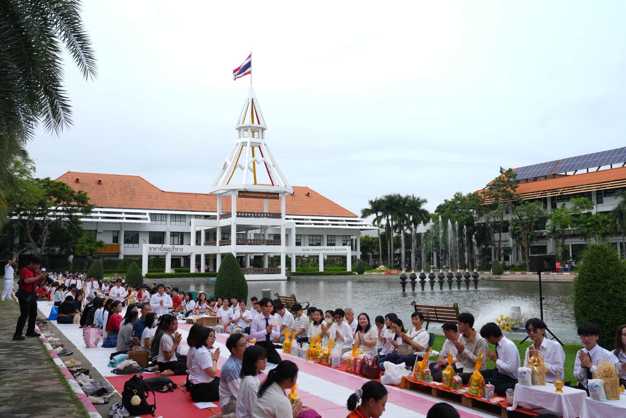 ชุมนุมศึกษาพุทธศาสตร์และประเพณี มหาวิทยาลัยธรรมศาสตร์ จัดงาน 92 ปี ธรรมศาสตร์ ตักบาตรพระ 100 รูป