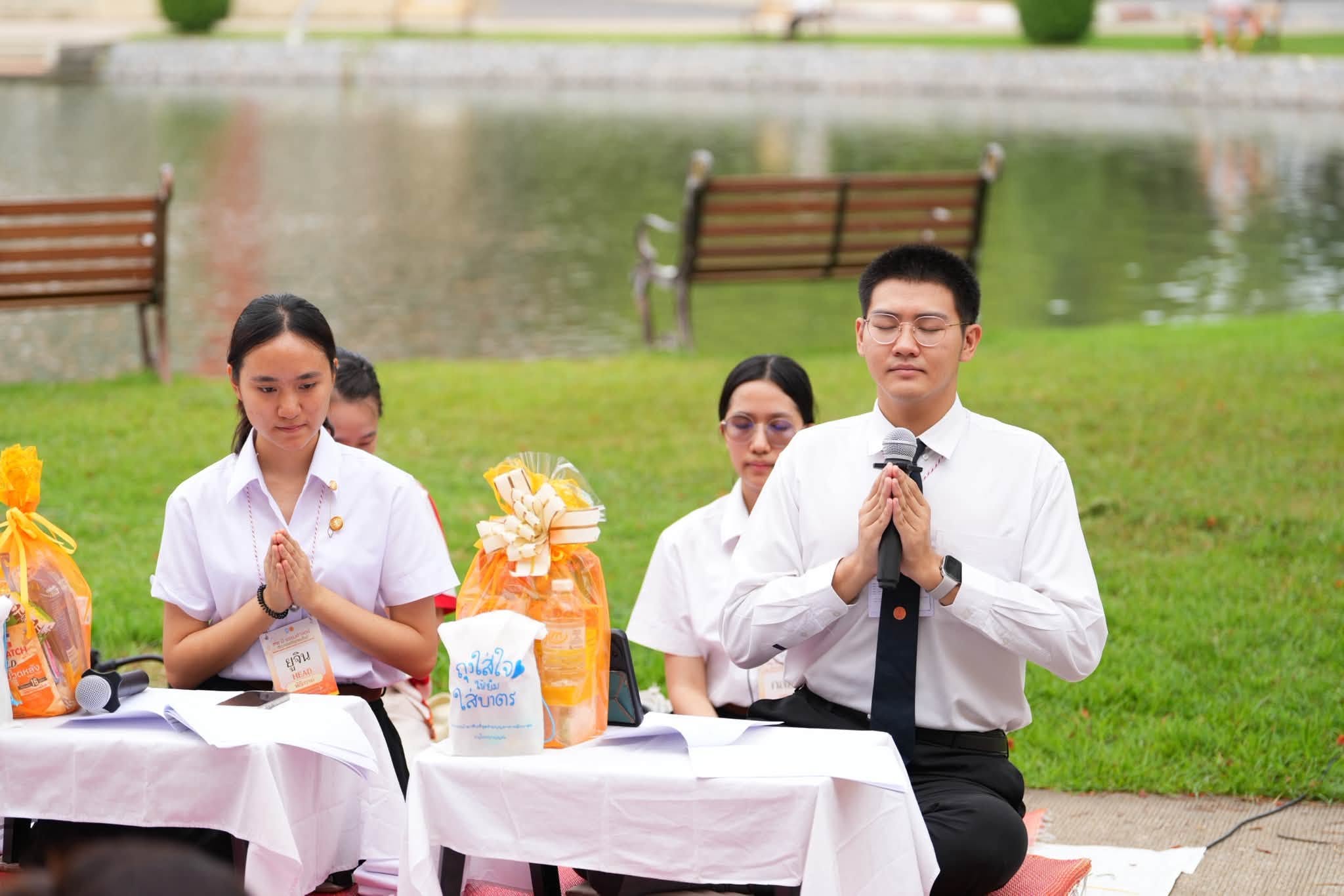 ชุมนุมศึกษาพุทธศาสตร์และประเพณี มหาวิทยาลัยธรรมศาสตร์ จัดงาน 92 ปี ธรรมศาสตร์ ตักบาตรพระ 100 รูป