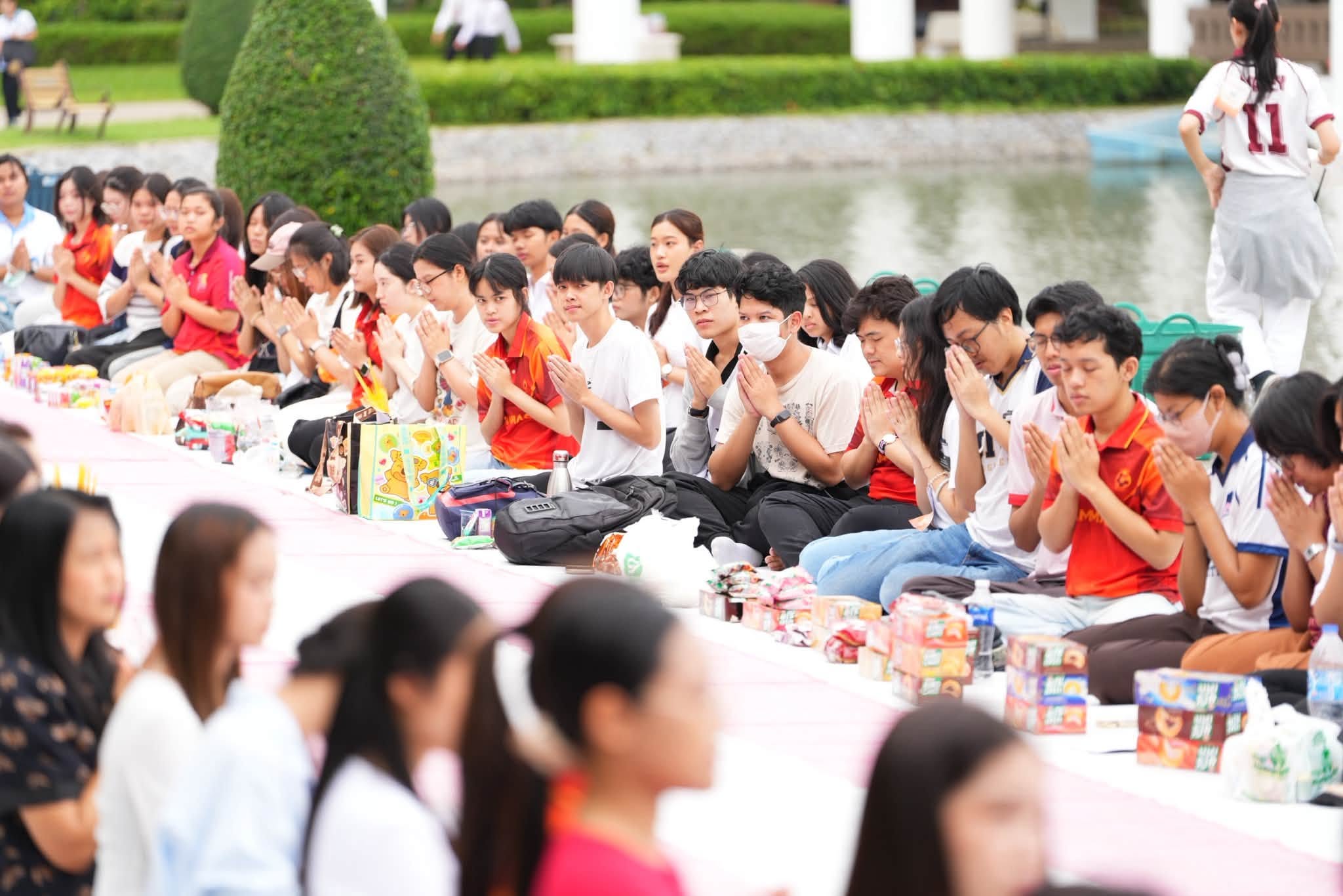 ชุมนุมศึกษาพุทธศาสตร์และประเพณี มหาวิทยาลัยธรรมศาสตร์ จัดงาน 92 ปี ธรรมศาสตร์ ตักบาตรพระ 100 รูป