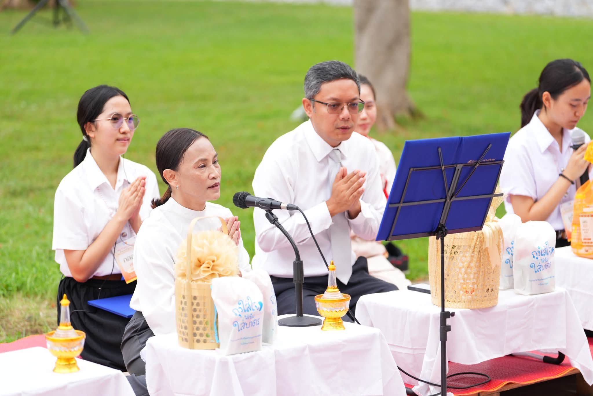 ชุมนุมศึกษาพุทธศาสตร์และประเพณี มหาวิทยาลัยธรรมศาสตร์ จัดงาน 92 ปี ธรรมศาสตร์ ตักบาตรพระ 100 รูป