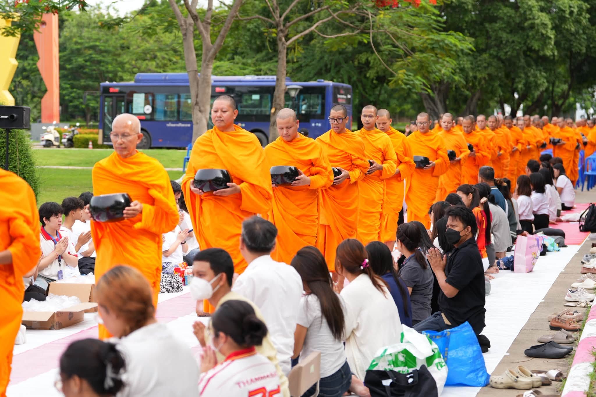 ชุมนุมศึกษาพุทธศาสตร์และประเพณี มหาวิทยาลัยธรรมศาสตร์ จัดงาน 92 ปี ธรรมศาสตร์ ตักบาตรพระ 100 รูป