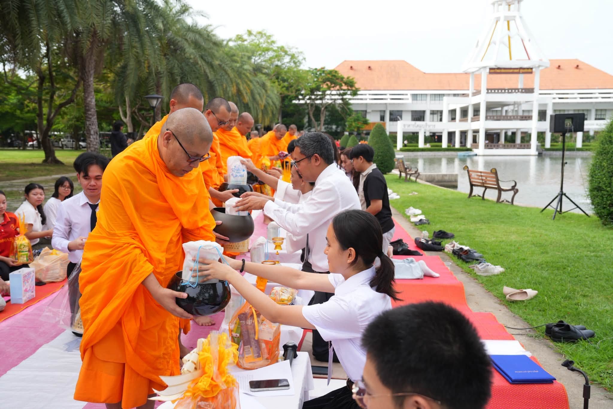 ชุมนุมศึกษาพุทธศาสตร์และประเพณี มหาวิทยาลัยธรรมศาสตร์ จัดงาน 92 ปี ธรรมศาสตร์ ตักบาตรพระ 100 รูป