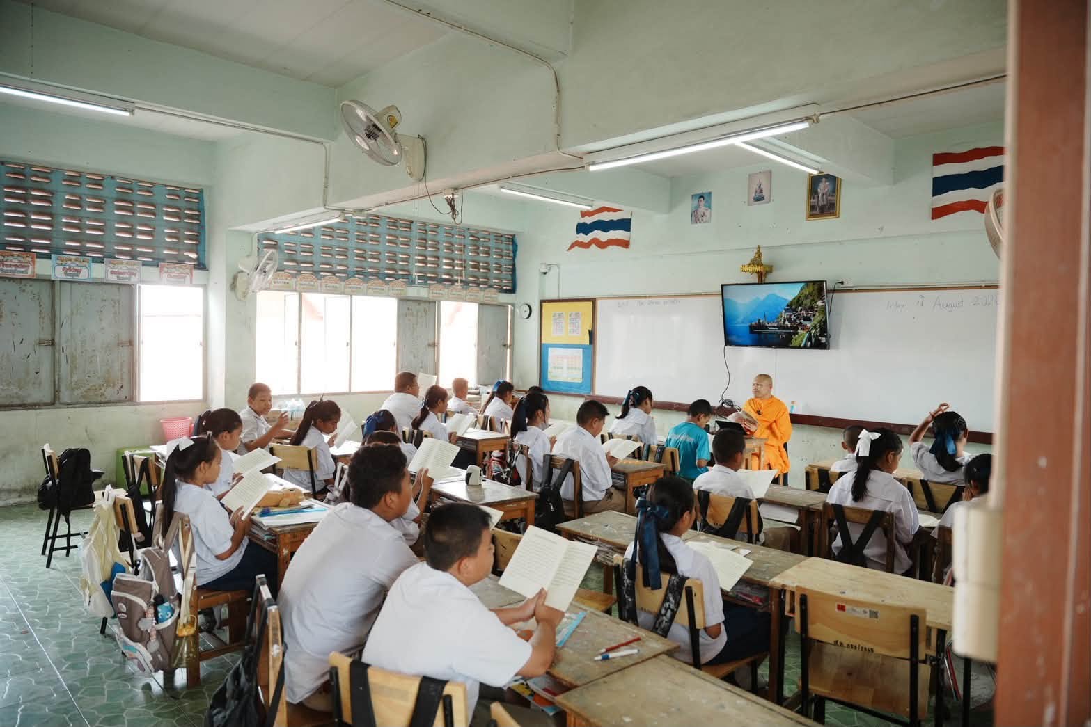 ครูพระสอนศีลธรรม วัดพระธรรมกาย สอนศีลธรรม ณ โรงเรียนสังข์อ่ำวิทยา