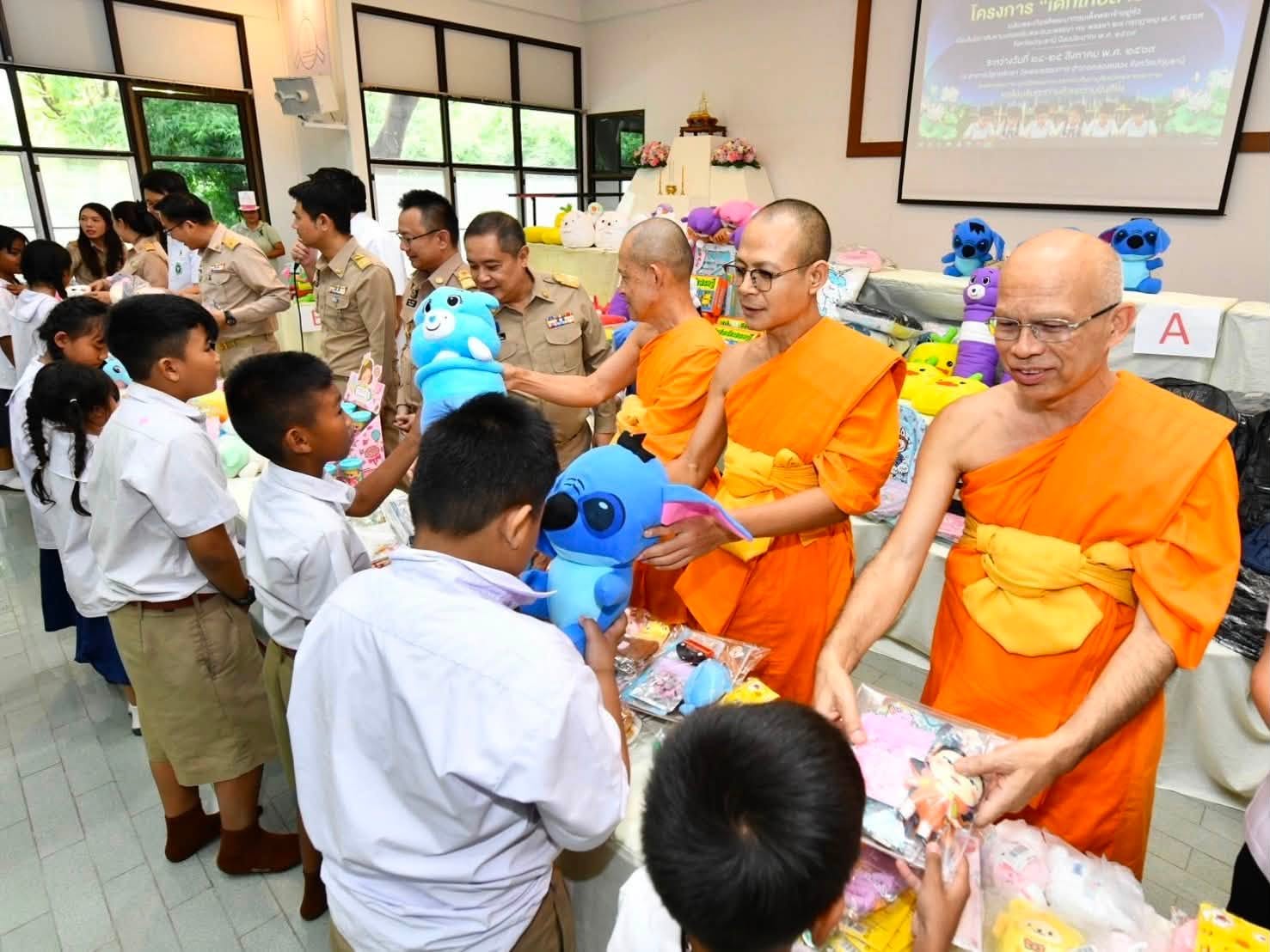 ผู้ว่าราชการจังหวัดปทุมธานี เป็นประธานในพิธีเปิดโครงการเด็กไทยสายตาดี เฉลิมพระเกียรติพระบาทสมเด็จพระเจ้าอยู่หัว