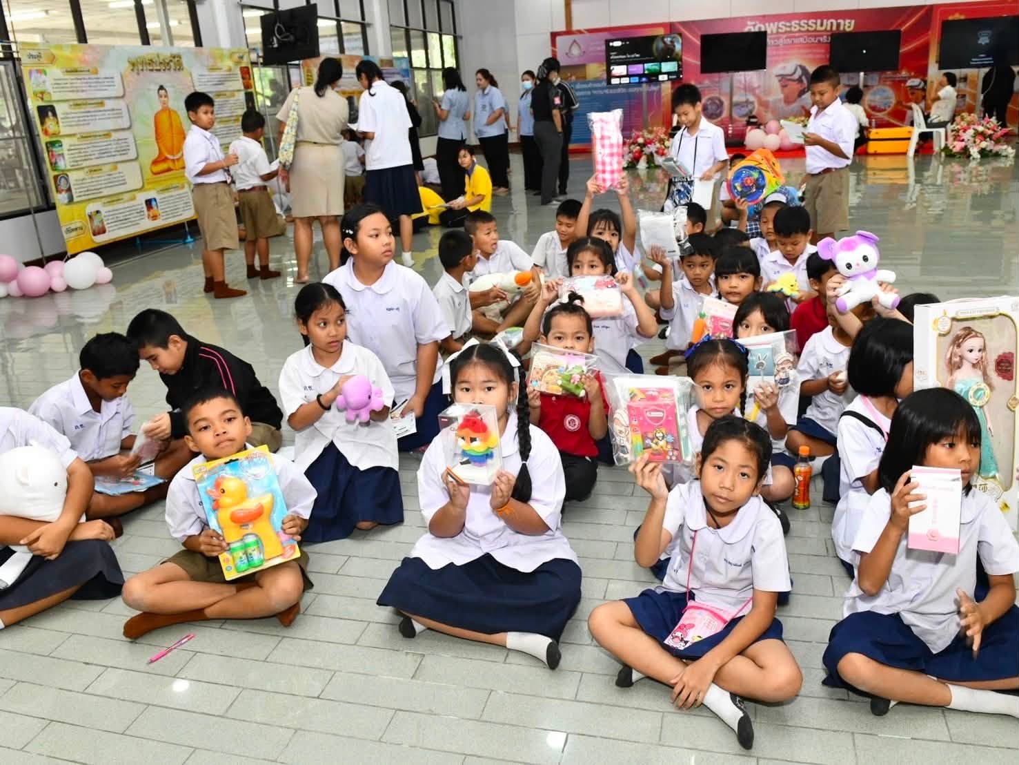 ผู้ว่าราชการจังหวัดปทุมธานี เป็นประธานในพิธีเปิดโครงการเด็กไทยสายตาดี เฉลิมพระเกียรติพระบาทสมเด็จพระเจ้าอยู่หัว