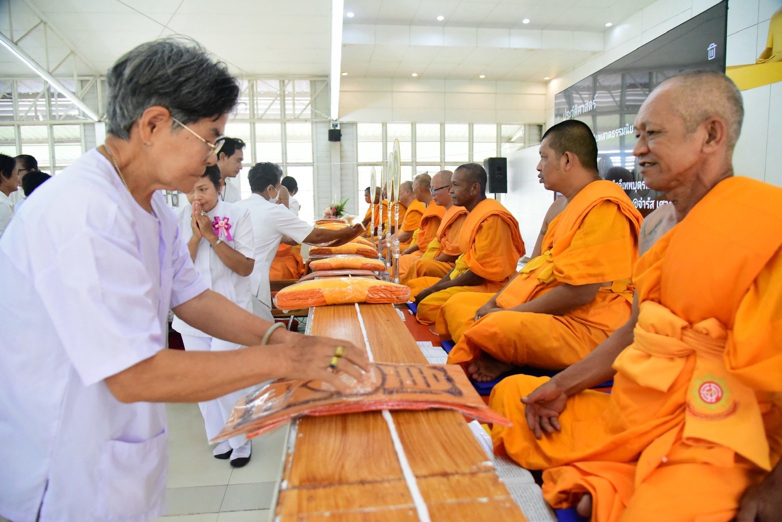 ธุดงคสถานนครสวรรค์ จัดวันมหารำลึกถึงบุคคลอันเป็นที่รัก และพิธีทอดผ้าป่าบำรุงศูนย์