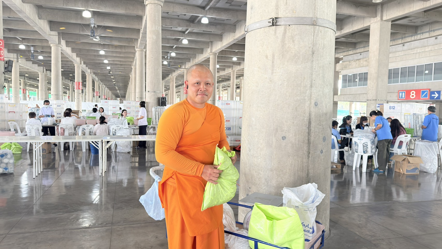 ภาพบรรยากาศ การรับบุญรักษาสมบัติ พระศาสนา แกะถ่าน LED