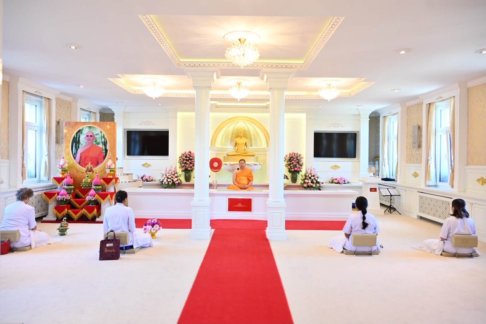วัดพระธรรมกายสวิตเซอร์แลนด์ จัดบวชอุบาสิกาแก้ว เนื่องในวันธรรมชัย