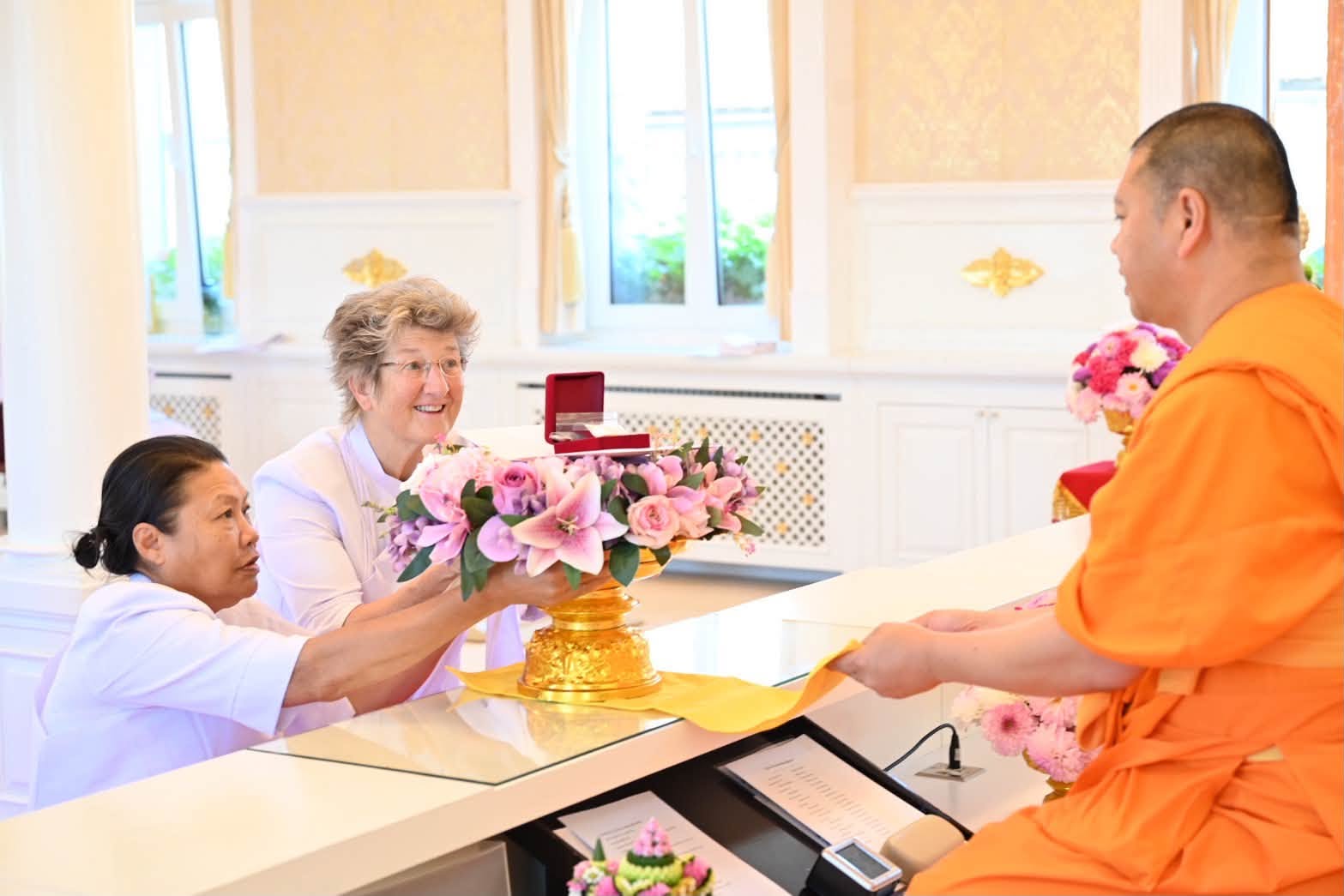 วัดพระธรรมกายสวิตเซอร์แลนด์ จัดบวชอุบาสิกาแก้ว เนื่องในวันธรรมชัย