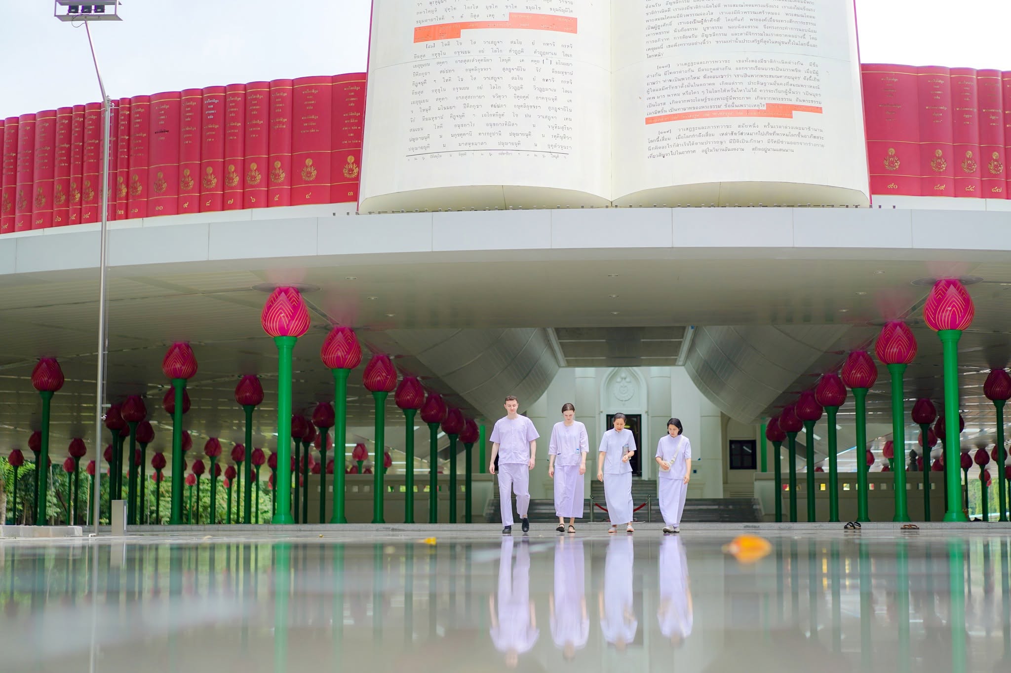 ชาวต่างชาติ เดินทางมาเยี่ยมชมวัดพระธรมกาย