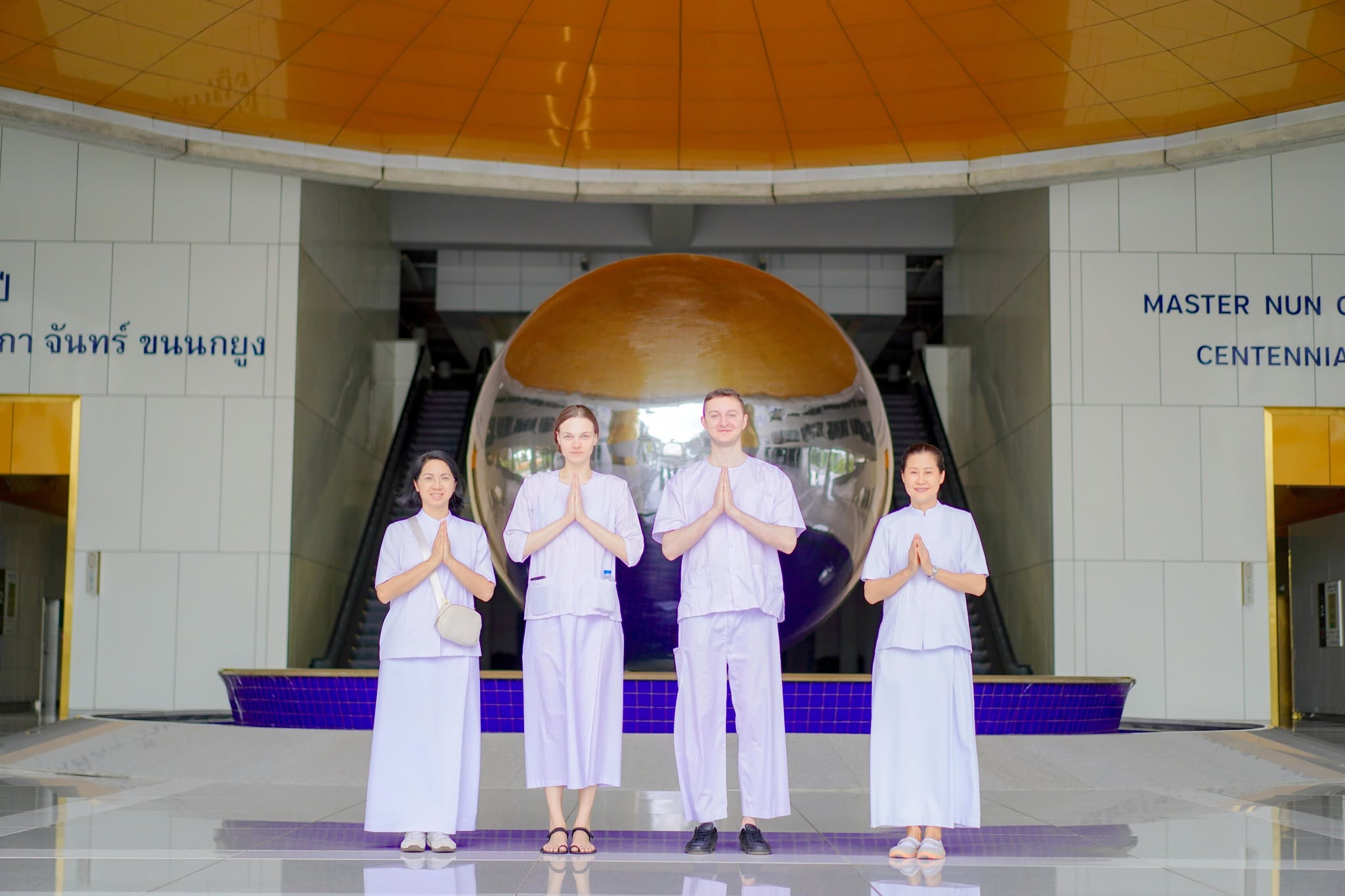 ชาวต่างชาติ เดินทางมาเยี่ยมชมวัดพระธรมกาย