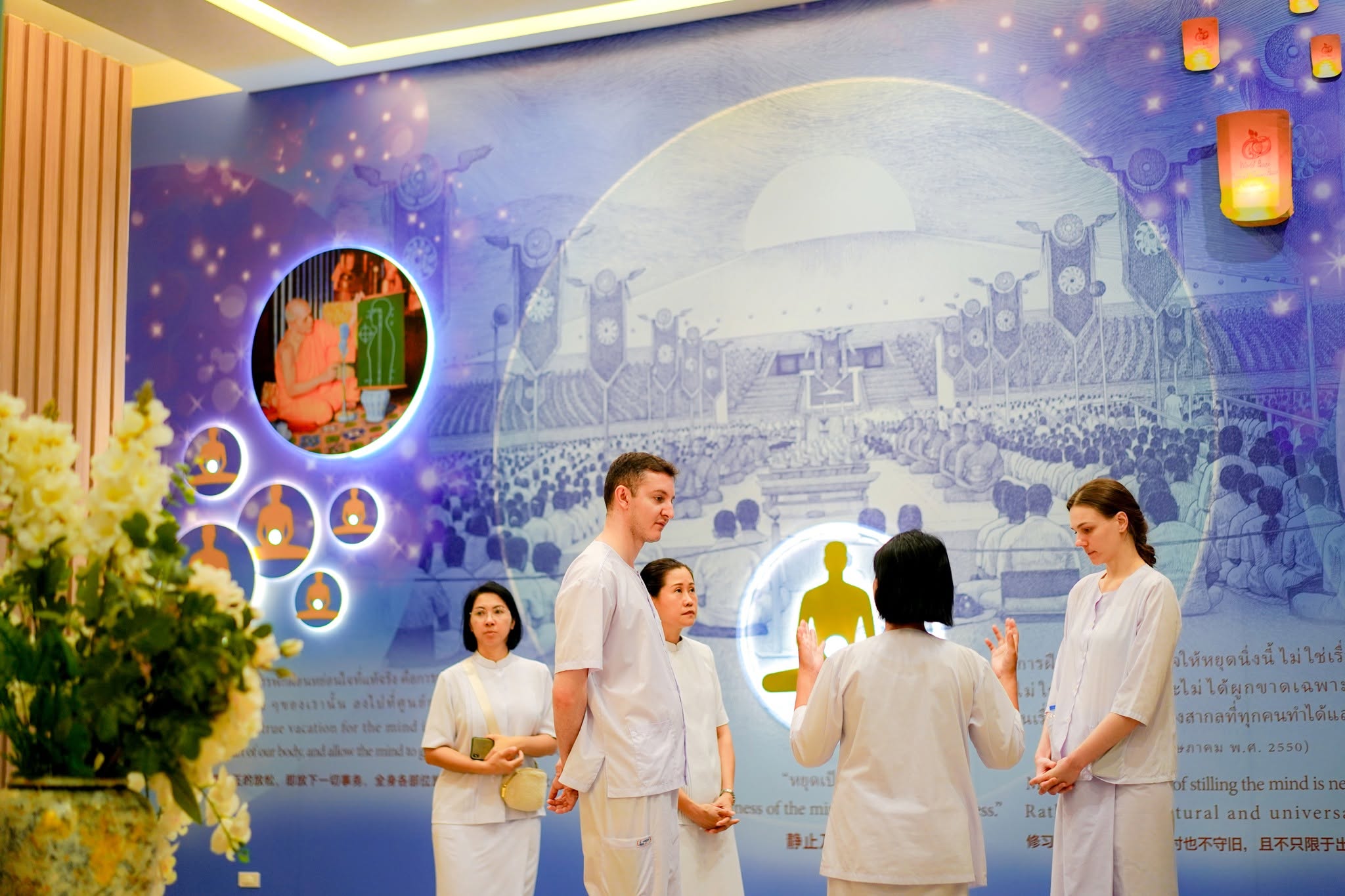 ชาวต่างชาติ เดินทางมาเยี่ยมชมวัดพระธรมกาย