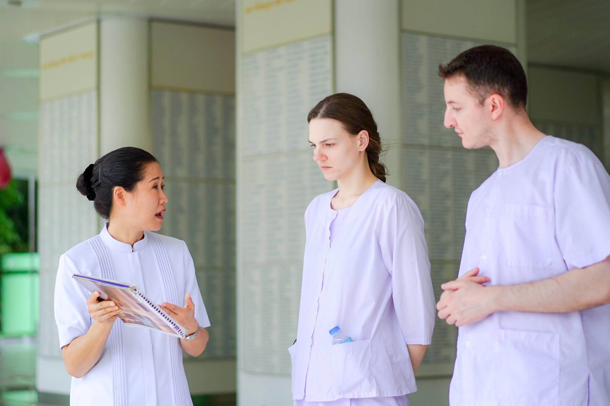 ชาวต่างชาติ เดินทางมาเยี่ยมชมวัดพระธรมกาย
