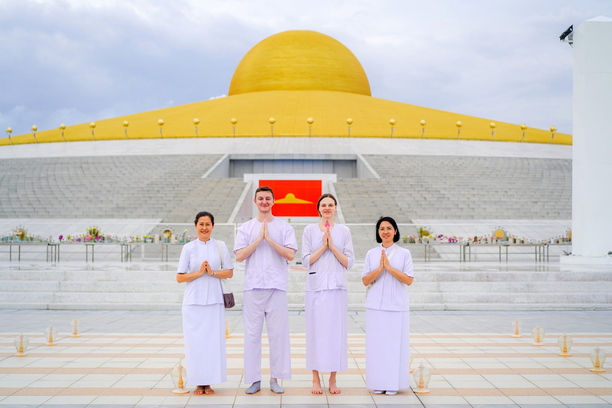 ชาวต่างชาติ เดินทางมาเยี่ยมชมวัดพระธรมกาย