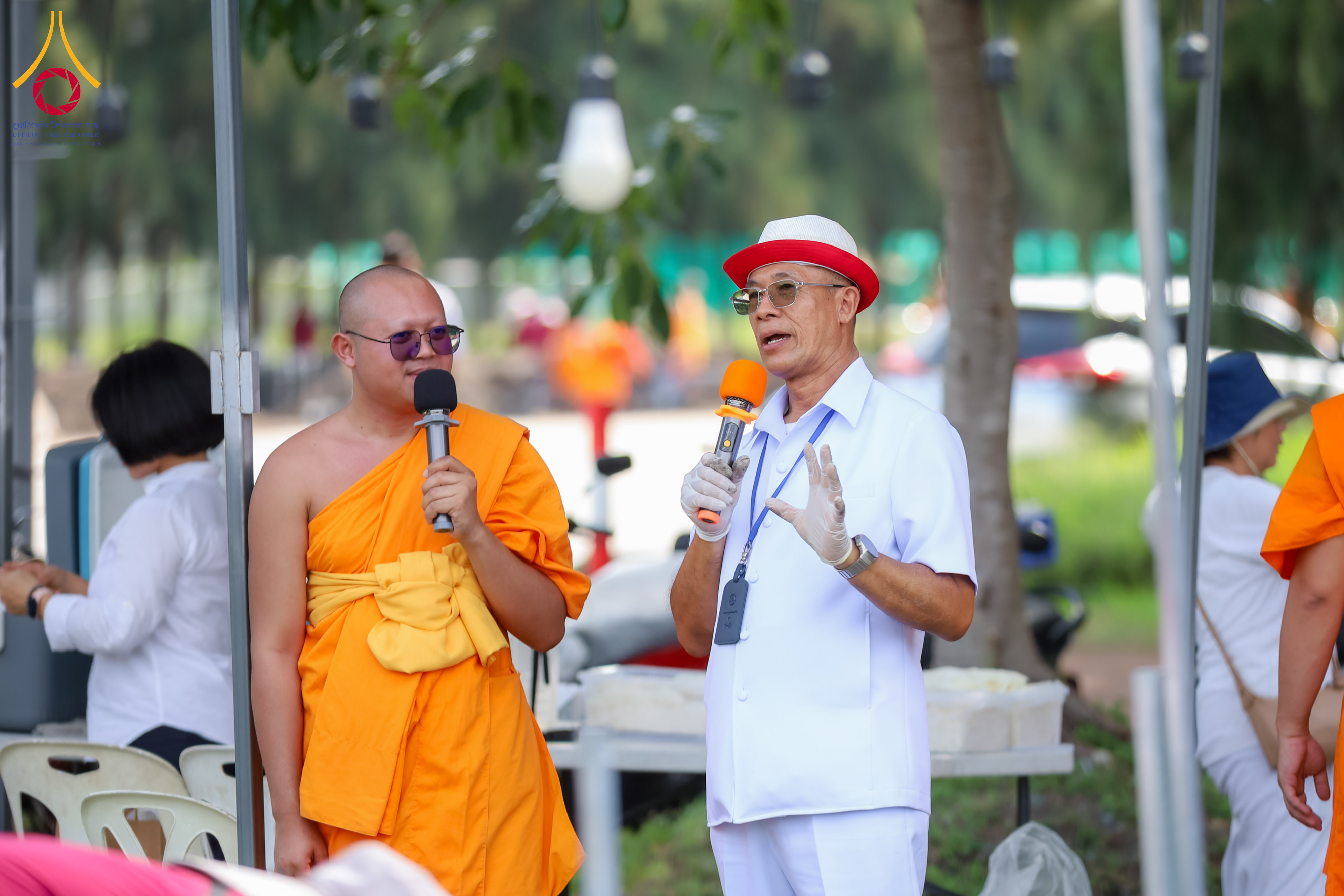 สาธุชนพร้อมด้วยเจ้าหน้าที่วัดพระธรรมกาย ร่วมปลูกต้นเบญจทรัพย์
