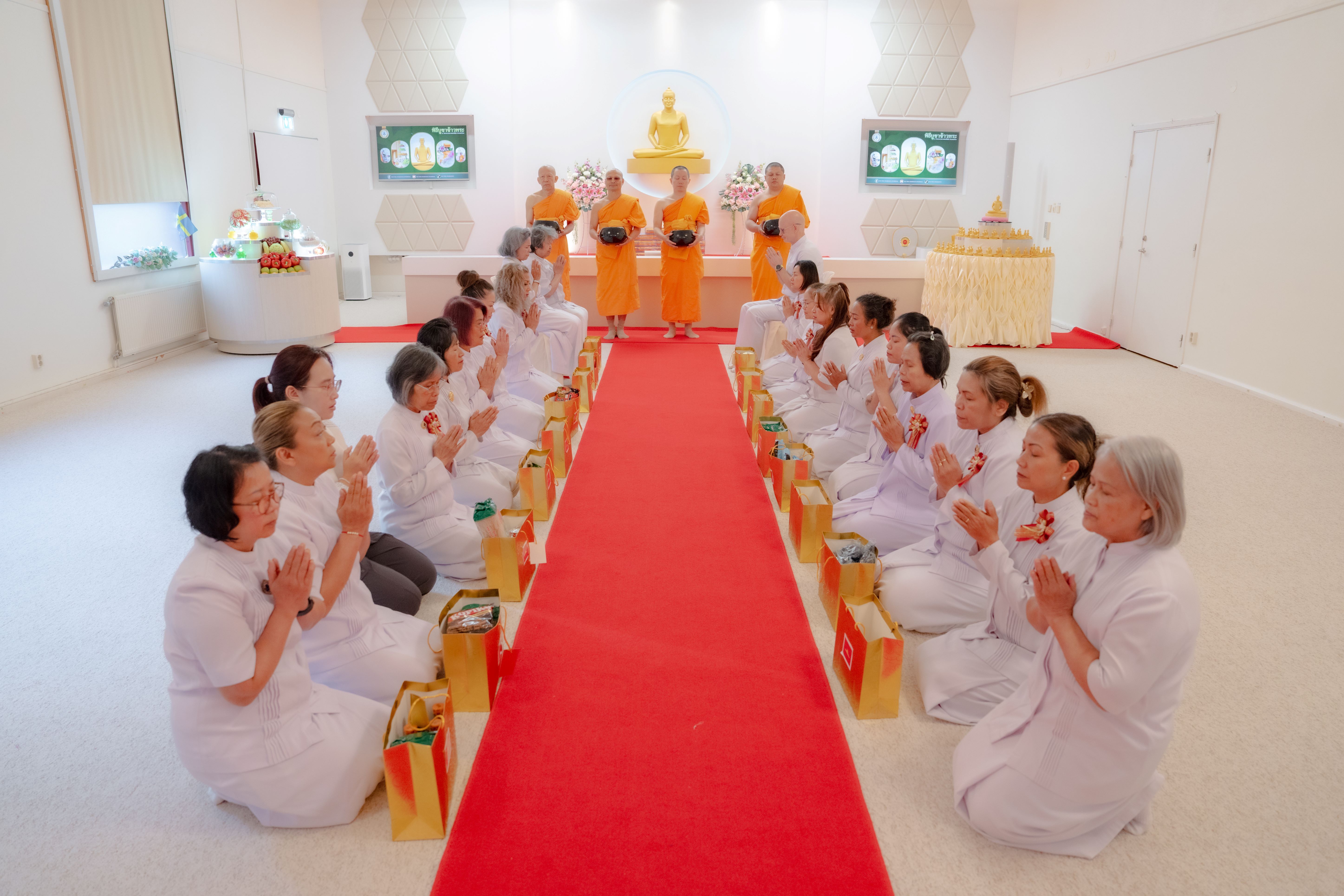วัดพระธรรมกายสตอกโฮล์ม จัดงานบุญบูชาข้าวพระ