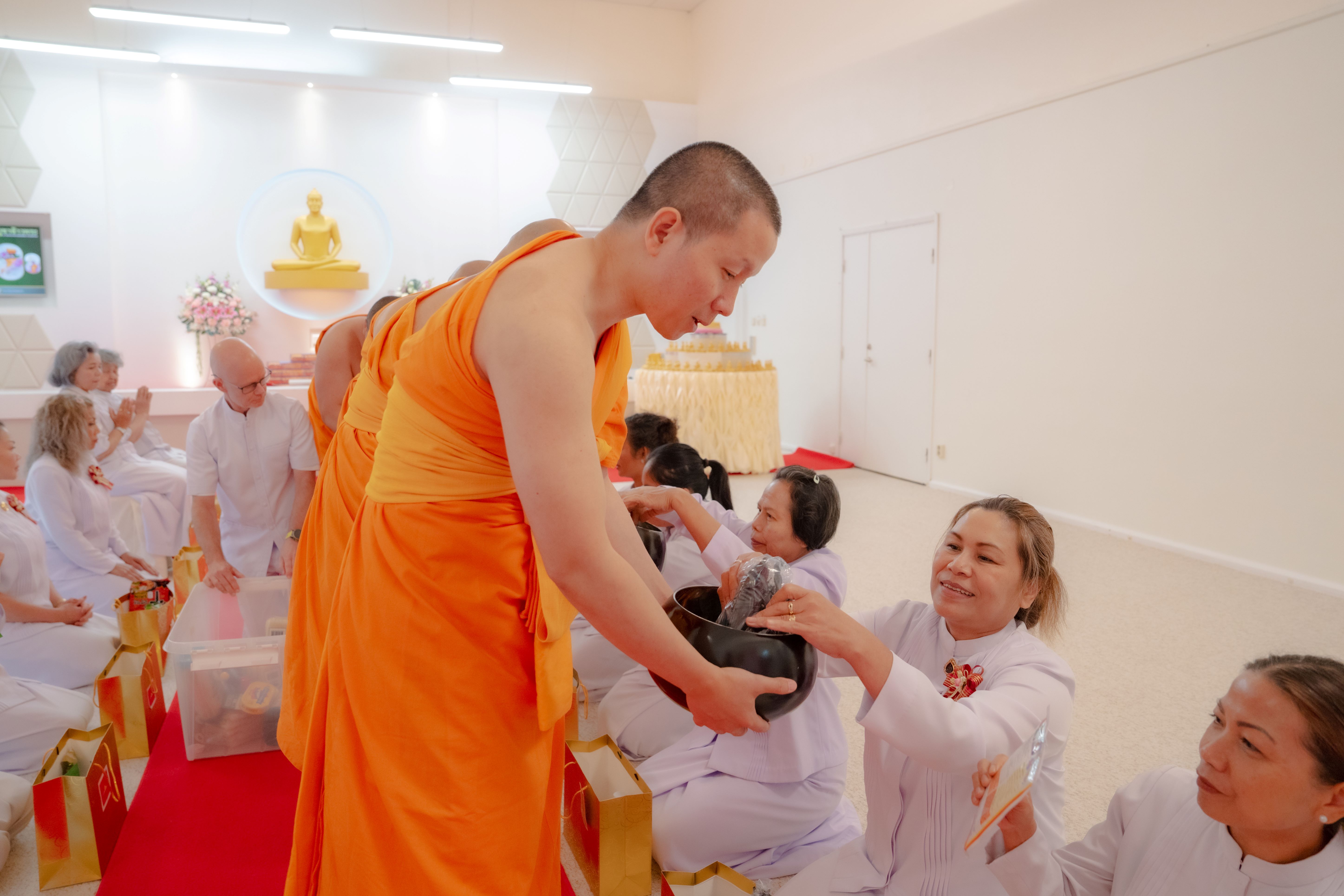 วัดพระธรรมกายสตอกโฮล์ม จัดงานบุญบูชาข้าวพระ