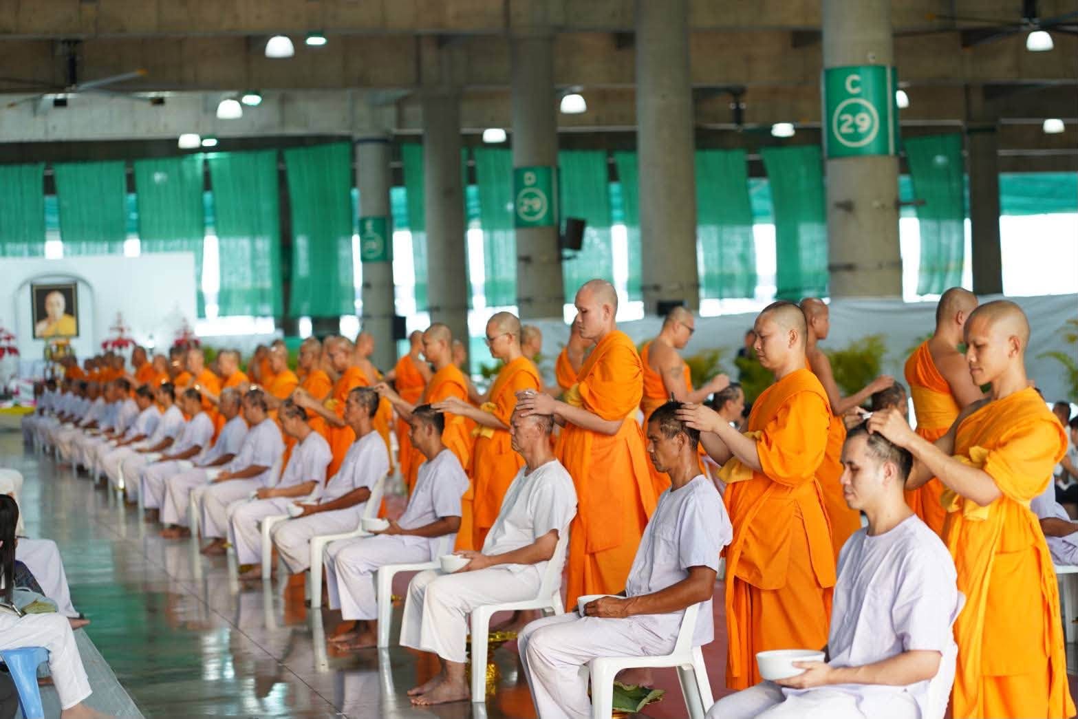 วัดพระธรรมกาย จัดพิธีตัดปอยผมโครงการอุปสมบทบูชาธรรม 109 ปี วันครูผู้ค้นพบวิชชาธรรมกาย