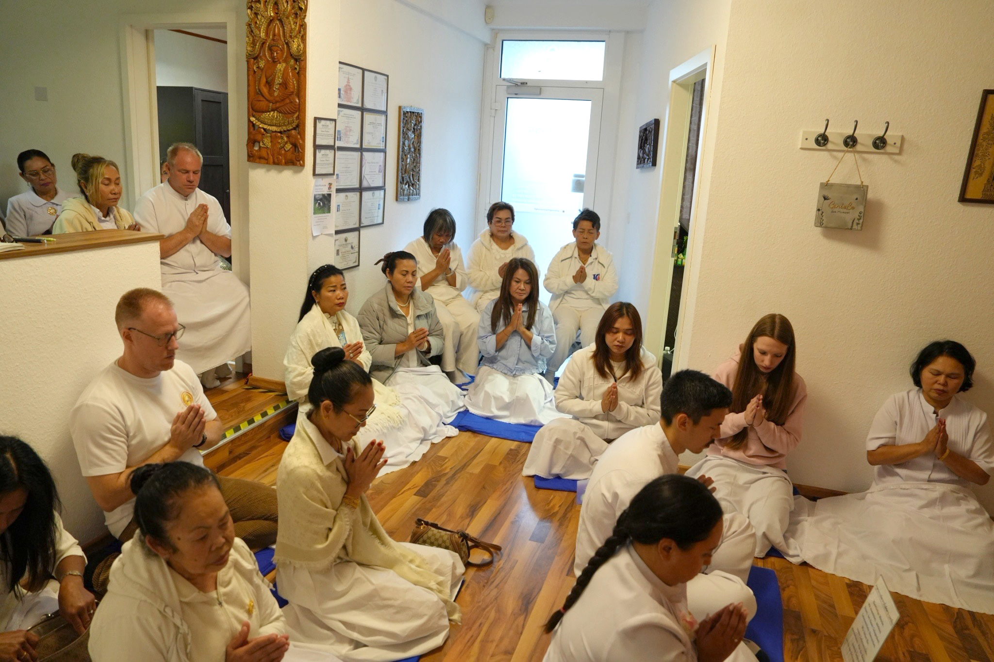 คณะสงฆ์วัดพุทธนอร์ดไรน์-เวสท์ฟาเลน จัดปฏิบัติธรรม ณ ร้านนวดโพธิ์ทอง
