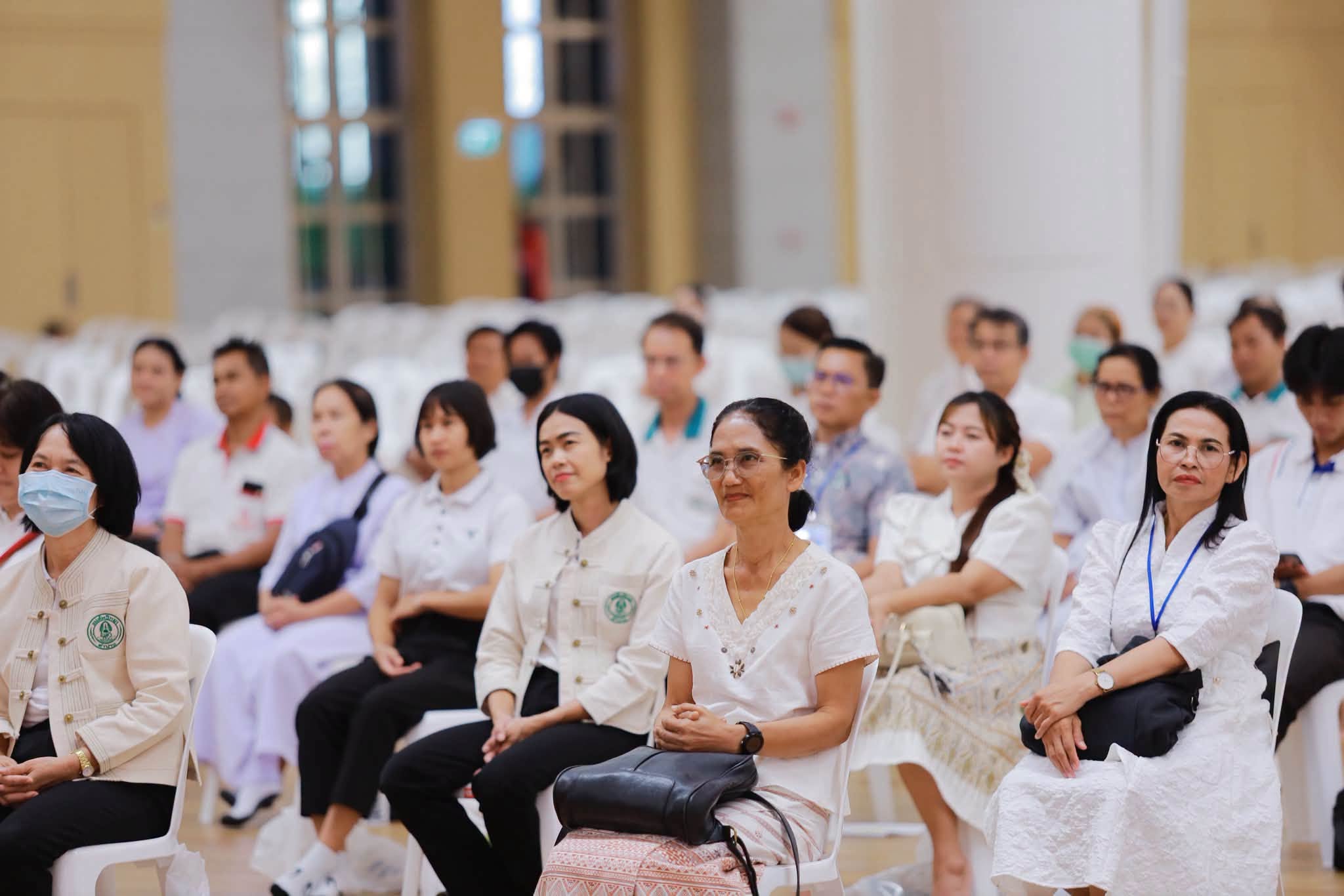 ชมรมพุทธศาสตร์สากล จัดพิธีมอบผ้าไตรประธานกฐินสัมฤทธิ์เด็กดี V-Star