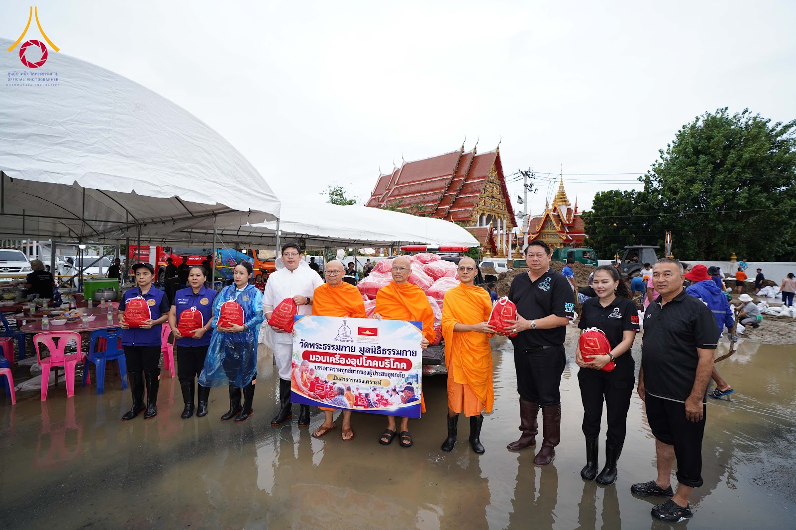 เจ้าหน้าที่ฝ่ายโภชนาการ สำนักองค์ประธาน วัดพระธรรมกาย ร่วมบรรจุเครื่องอุปโภคบริโภค เตรียมส่งมอบให้ผู้ประสบภัยน้ำท่วม
