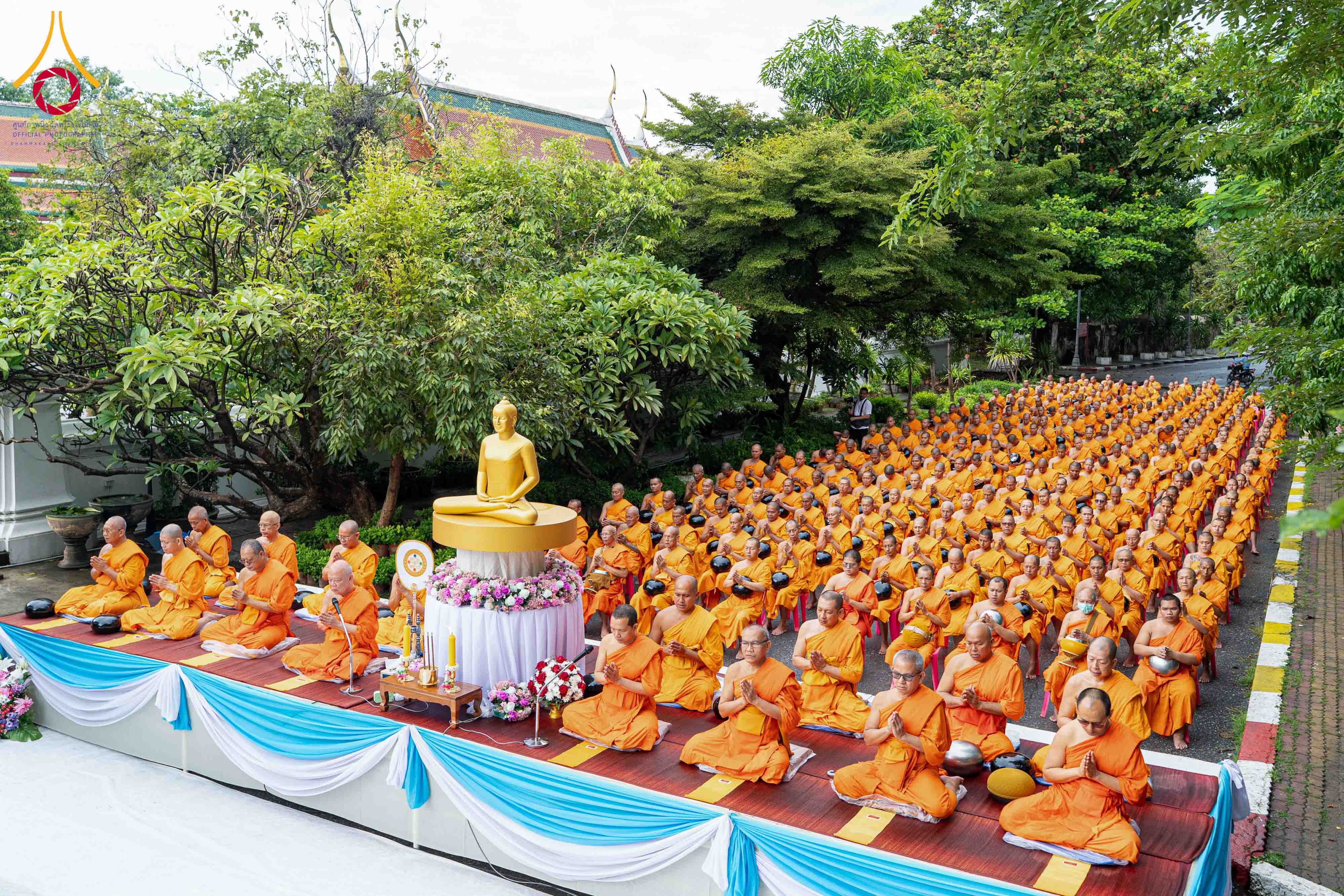 พิธีตักบาตรสามเณรโครงการบรรพชาและพัฒนาศีลธรรม นักเรียนนายสิบตำรวจ ณ วัดพระพุทธบาทราชวรมหาวิหาร