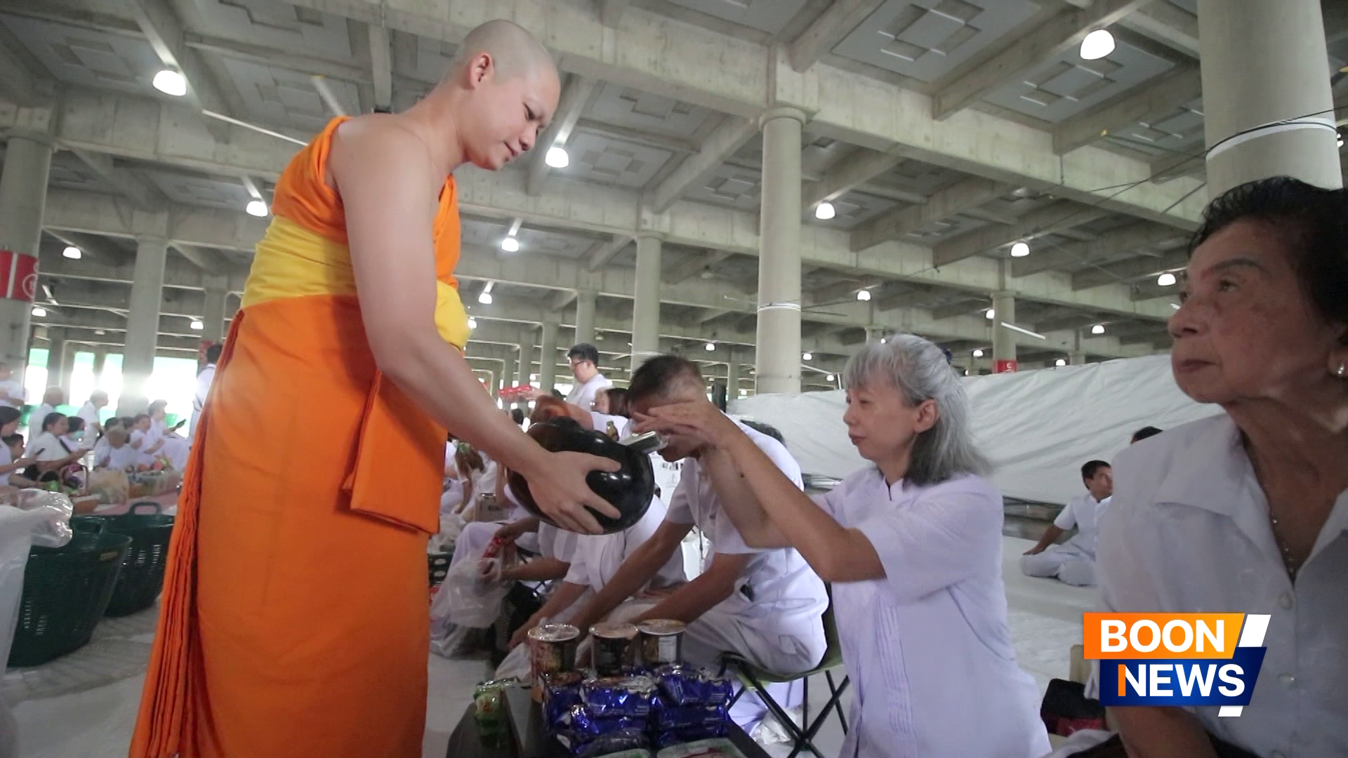 พิธีตักบาตรพระบวชใหม่ โครงการอุปสมบทบูชาธรรม 142 ปี พระมงคลเทพมุนี (สด จนฺทสโร) พระผู้ปราบมาร