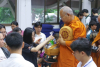 ชมรมพุทธศาสตร์ มหาวิทยาลัยเกษตรศาสตร์ วิทยาเขตบางเขน  จัดกิจกรรมตักบาตรประจำสัปดาห์