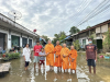 พระอาจารย์ศูนย์ปฏิบัติธรรมและอบรมเยาวชนเมืองยะลา มอบข้าวกล่องช่วยชาวบ้าน จ.ยะลา ที่ประสบภัยน้ำท่วม