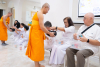 วัดพระธรรมกายปาล์มบีช จัดพิธีถวายอุปกรณ์เครื่องกันหนาว