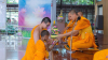 ตัวแทนสามเณรน้อมถวายธูปเทียนแพแด่ประธานสงฆ์