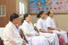 พระอาจารย์นำทุกท่านนั่งสมาธิ