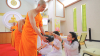 สาธุชนทุกท่านได้ร่วมกันตักบาตรข้าวสารอาหารแห้ง