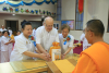 ประธานคณะต่างๆได้น้อมถวายปัจจัยไทยธรรมแด่ท่านประธานสงฆ์  