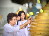 ครอบครัวชาวสิงคโปร์ มาเยี่ยมชมวัดพระธรรมกาย