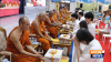 คณะประธานหลัก ผู้นำบุญ ได้น้อมถวายไทยธรรมแด่คณะสงฆ์ 300 กว่ารูปร่วมกัน ปีนี้นับเป็นปีที่ 3