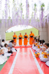 พิธีตักบาตรข้าวสารอาหารแห้งแด่พระสงฆ์ จำนวน 4 รูป 